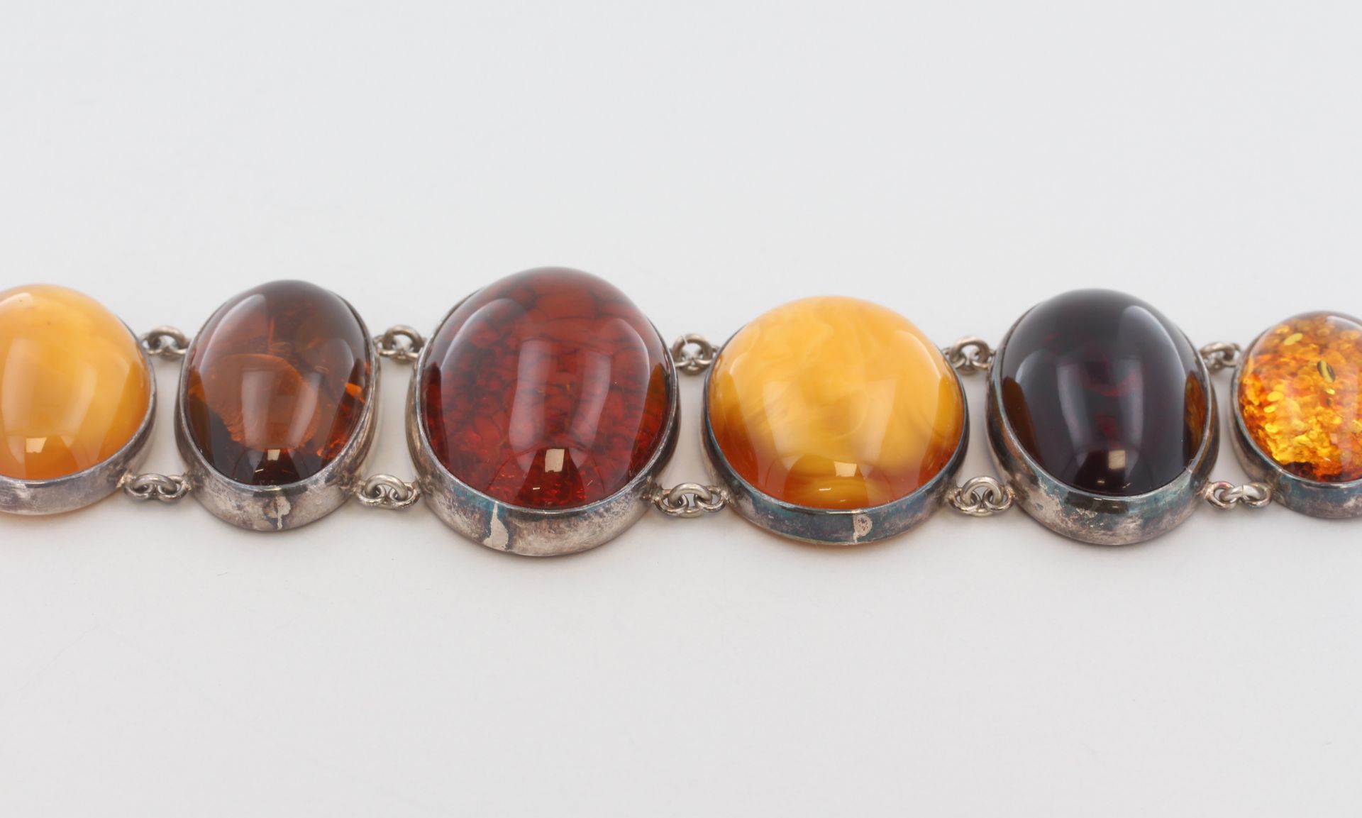 Armband mit Bernstein, 925 Silber, mit großen Bernstein Cabochons, B. 3,1 cm - 4,3 cm, L. 18,5 cm, - Bild 2 aus 3