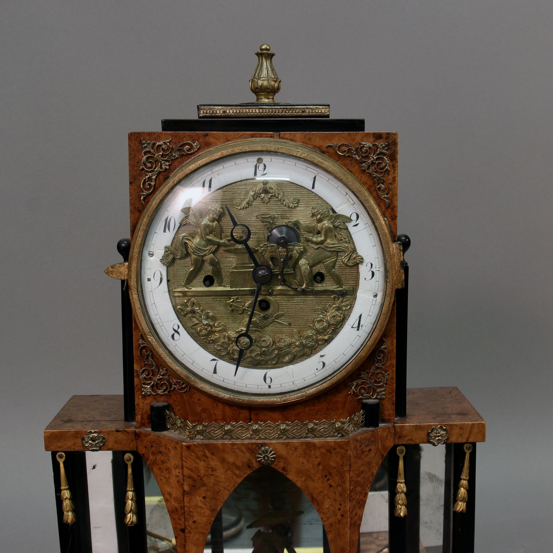 Empire Kommodenuhr "Schmied und Schleifer", um 1800, Wurzelholzfurnier, ebonisierte Säulen, 3-fach - Bild 5 aus 8