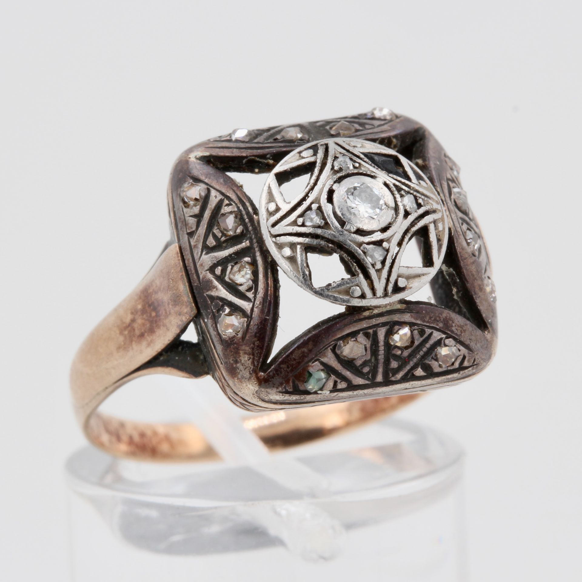 Damenring um 1900, 14 kt Gelbgold und Silber, besetzt mit Diamantrosen, durchbrochen gearbeitet, ca.