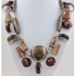 2 Colliers, 1 x Silber Schließe, Bernstein, Palmholz und Metall, L. 62 cm, 1 x Silber, Metall und