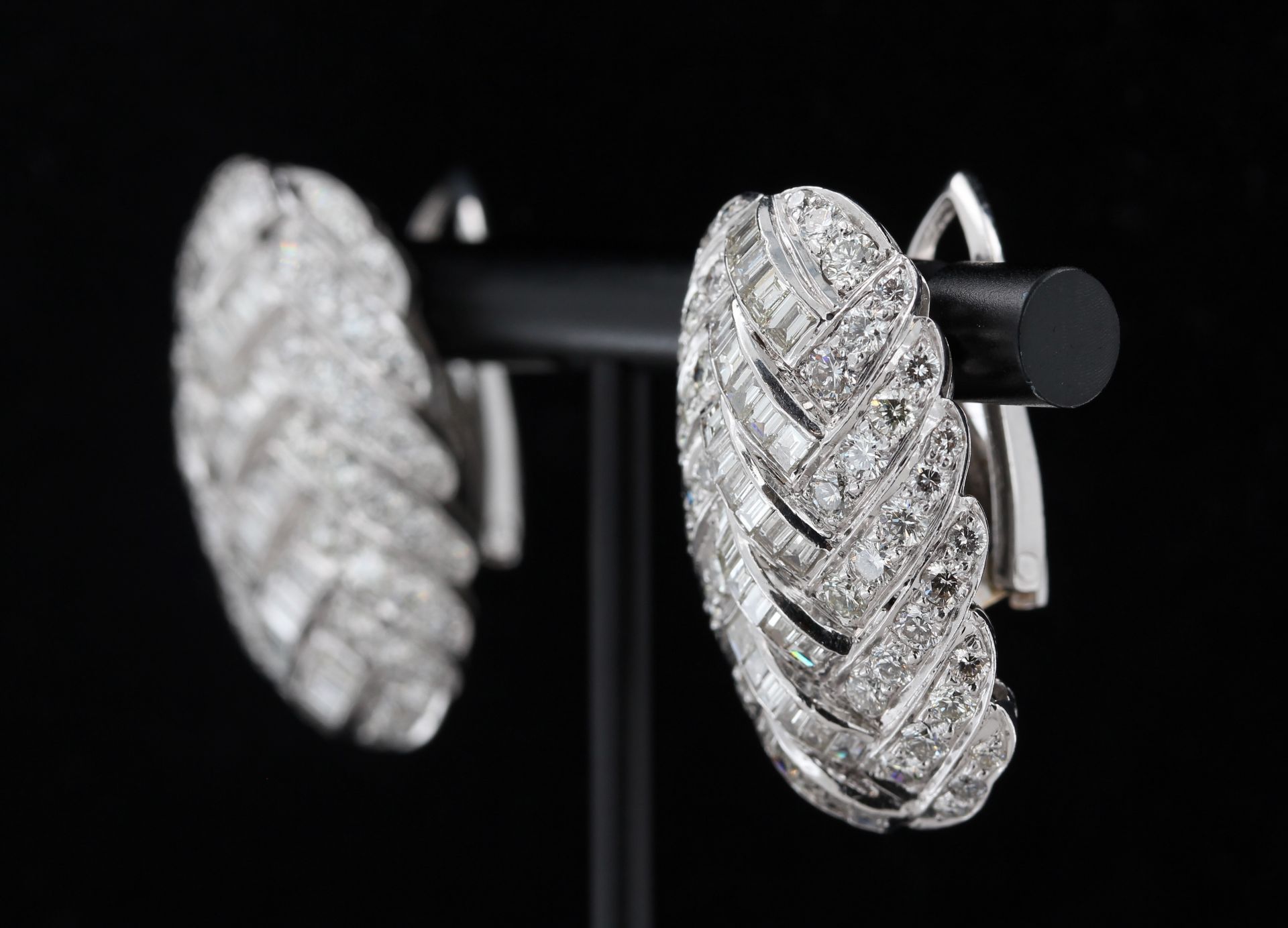 Paar Ohrclips, 18 kt Weißgold, besetzt mit 109 Brillanten, zusammen ca. 3,25 ct, weiß, si, und 70 - Bild 3 aus 5