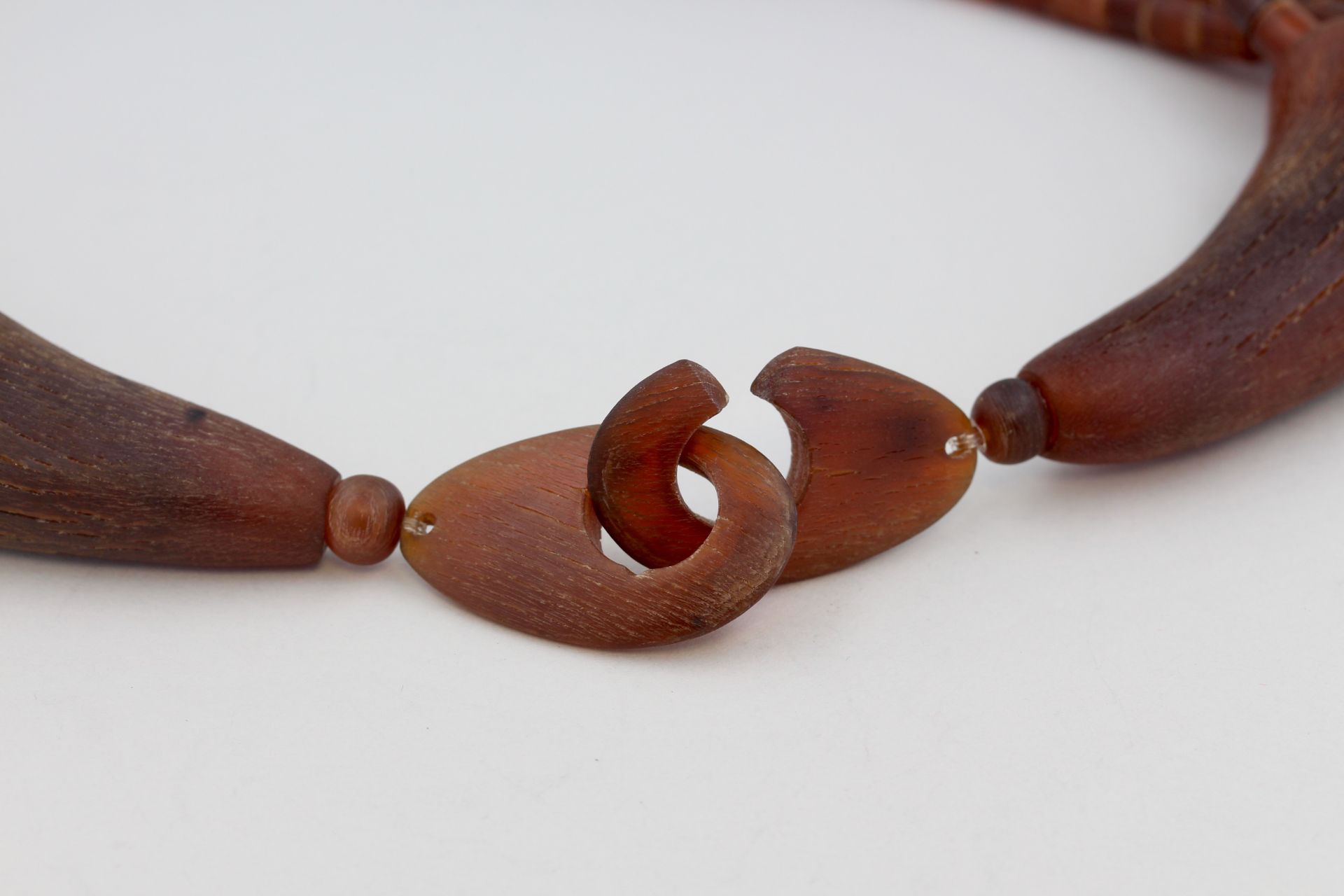 Collier, wohl Horn, 10-reihig, L. 52 cm - Bild 2 aus 2