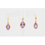 Schmuckset mit Amethyst, 8 kt Gelbgold, mit Amethyst, punziert, Anhänger L. 1,7 cm, Ohrringe L. 2,