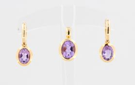 Schmuckset mit Amethyst, 8 kt Gelbgold, mit Amethyst, punziert, Anhänger L. 1,7 cm, Ohrringe L. 2,