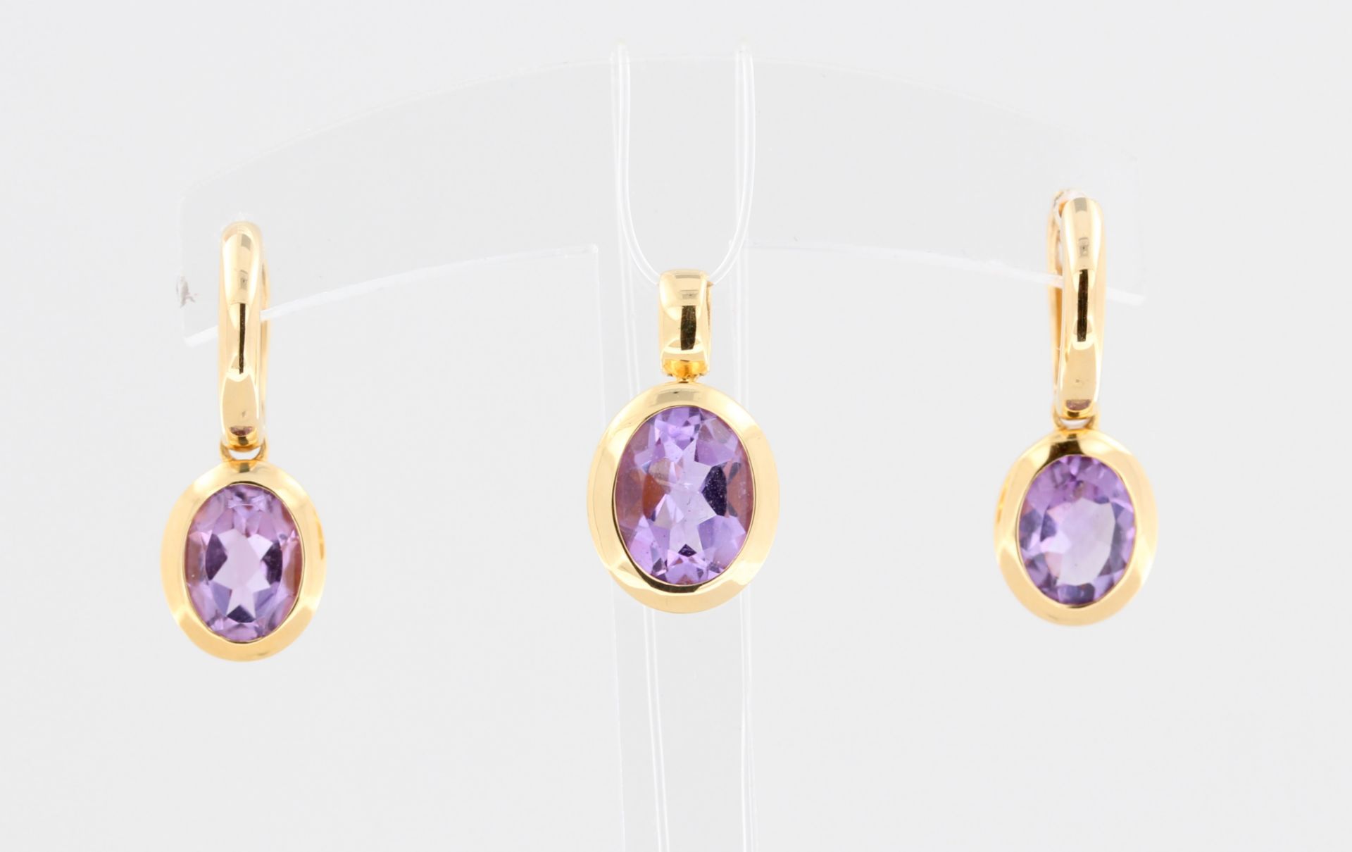 Schmuckset mit Amethyst, 8 kt Gelbgold, mit Amethyst, punziert, Anhänger L. 1,7 cm, Ohrringe L. 2,