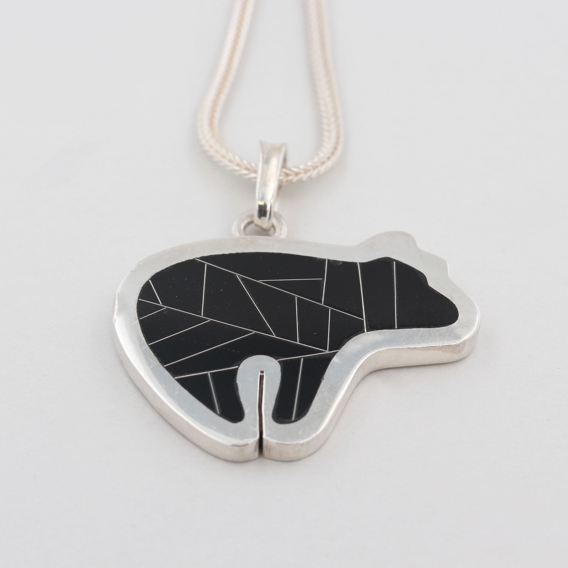 Anhänger Eisbär, 950 Silber, mit wohl Onyx, in Form eines Eisbären, L. 3,7 cm, punziert, leichte - Bild 2 aus 2
