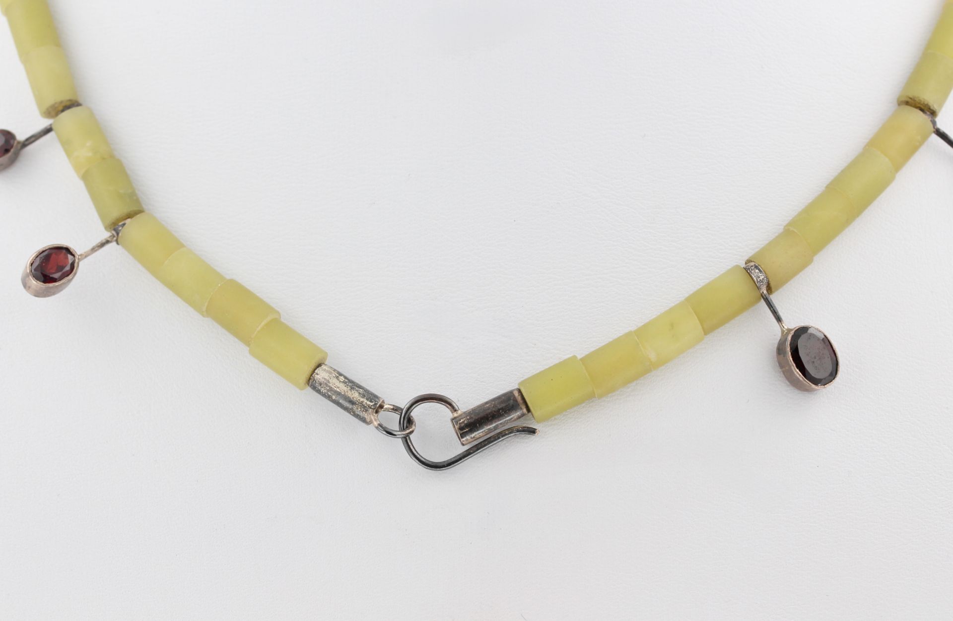 Collier, Silber, mit wohl Zitronenjade und Granat, L. 45 cm - Bild 3 aus 3