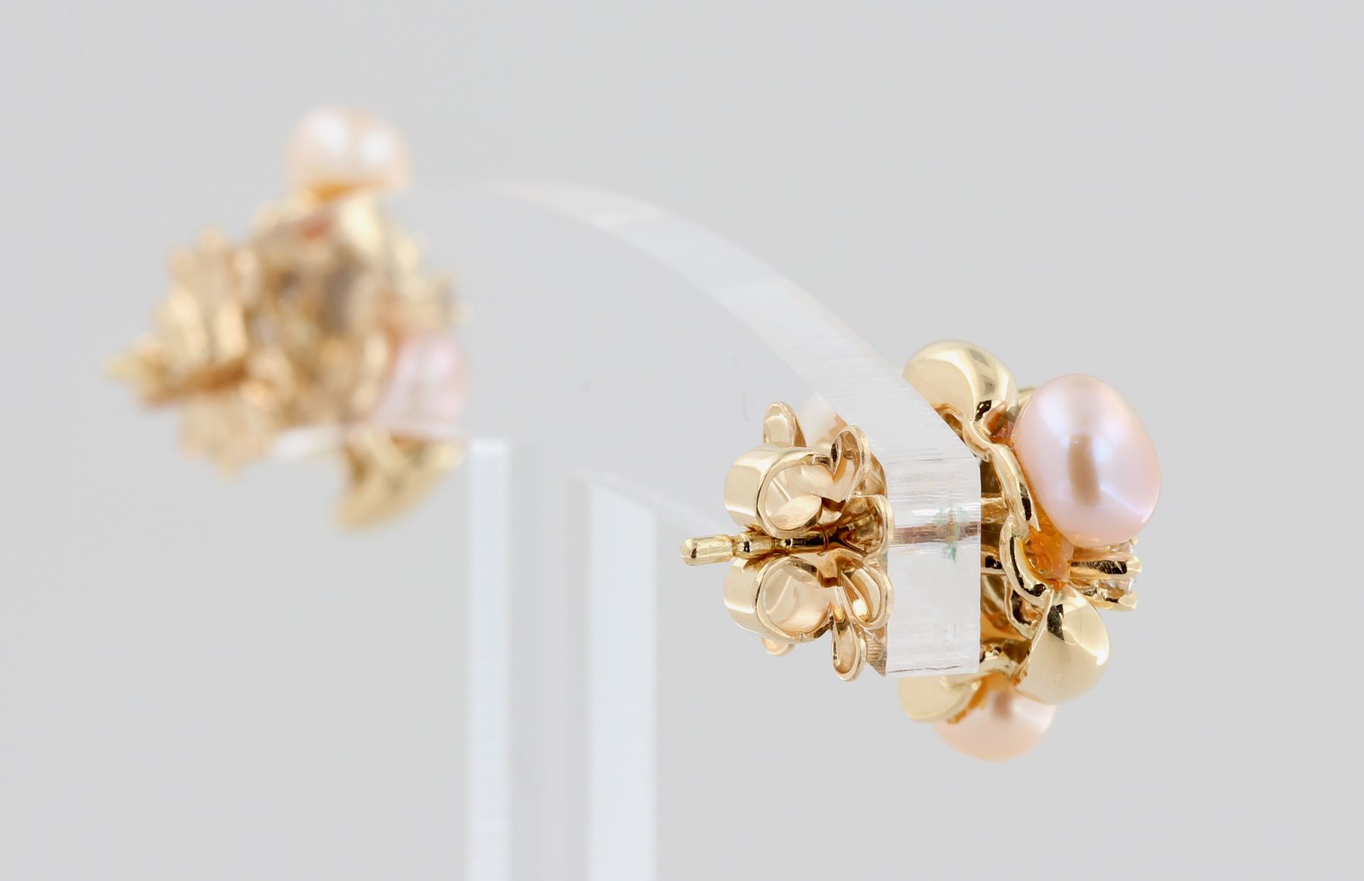 Paar Ohrstecker, 18 kt Gelbgold, mit Perlen und Brillanten und Rohdiamanten, punziert, ca. 8,8 g, D. - Bild 4 aus 4