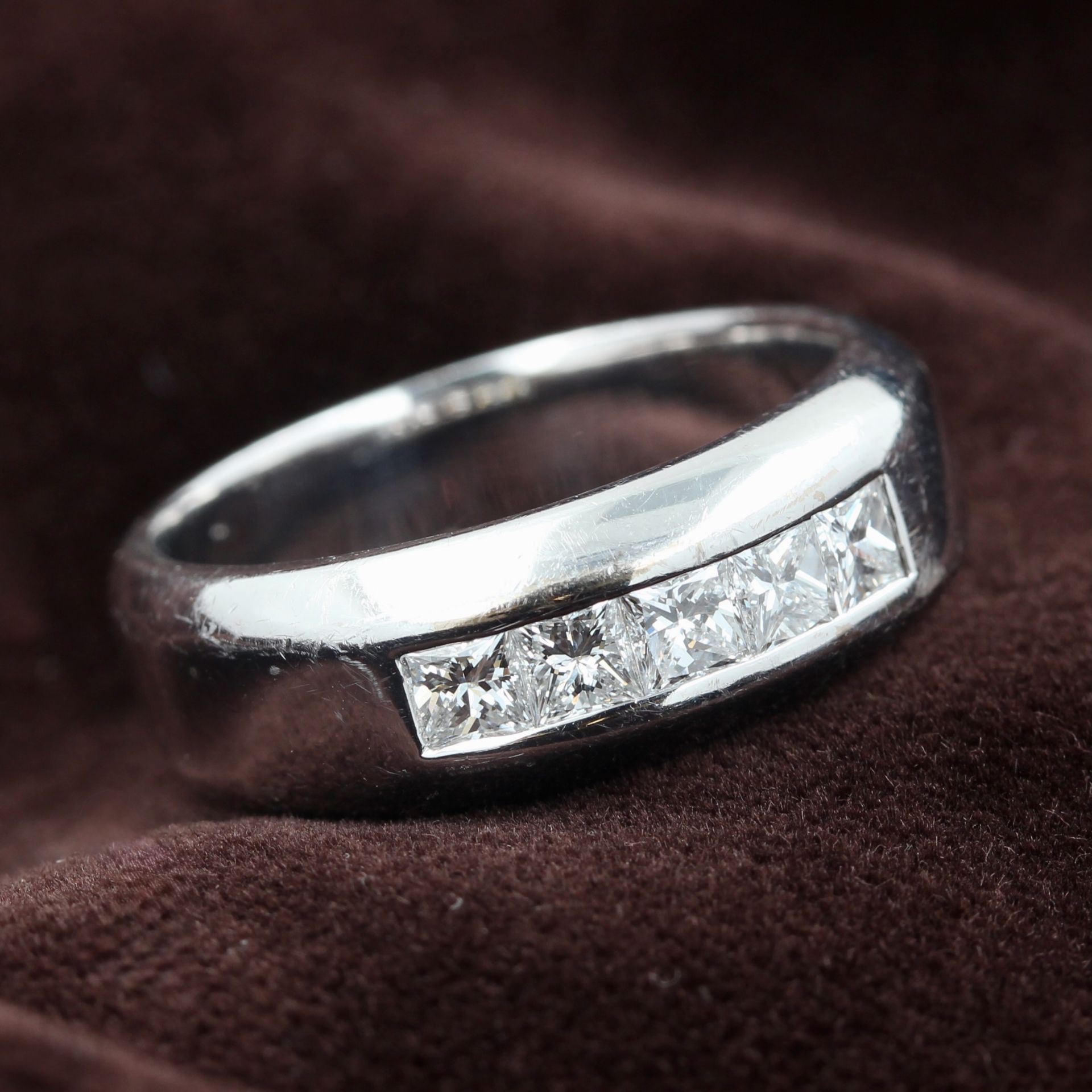 Damenring, 18 kt Weißgold, mit 5 Diamantcareés, punziert, ca. 12,8 g, RM 57