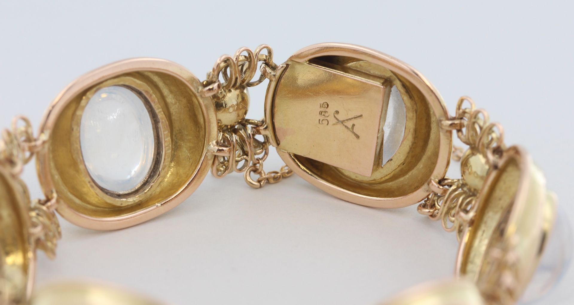 Armband Fries-Arauner, 14 kt Gelbgold, mit Mondsteinen (Steine mit leichten Gebrauchsspuren), - Bild 3 aus 4