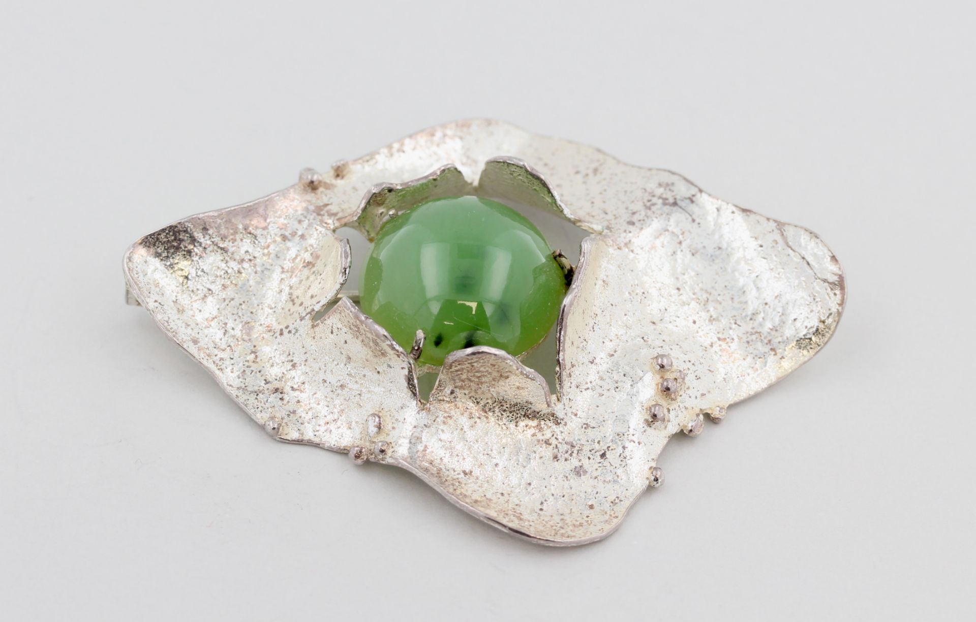 Anhänger Silber, 925 Silber, mit grüner, wohl Jade, als Brosche tragbar, punziert, ca. 22,1 g, L. - Bild 2 aus 3