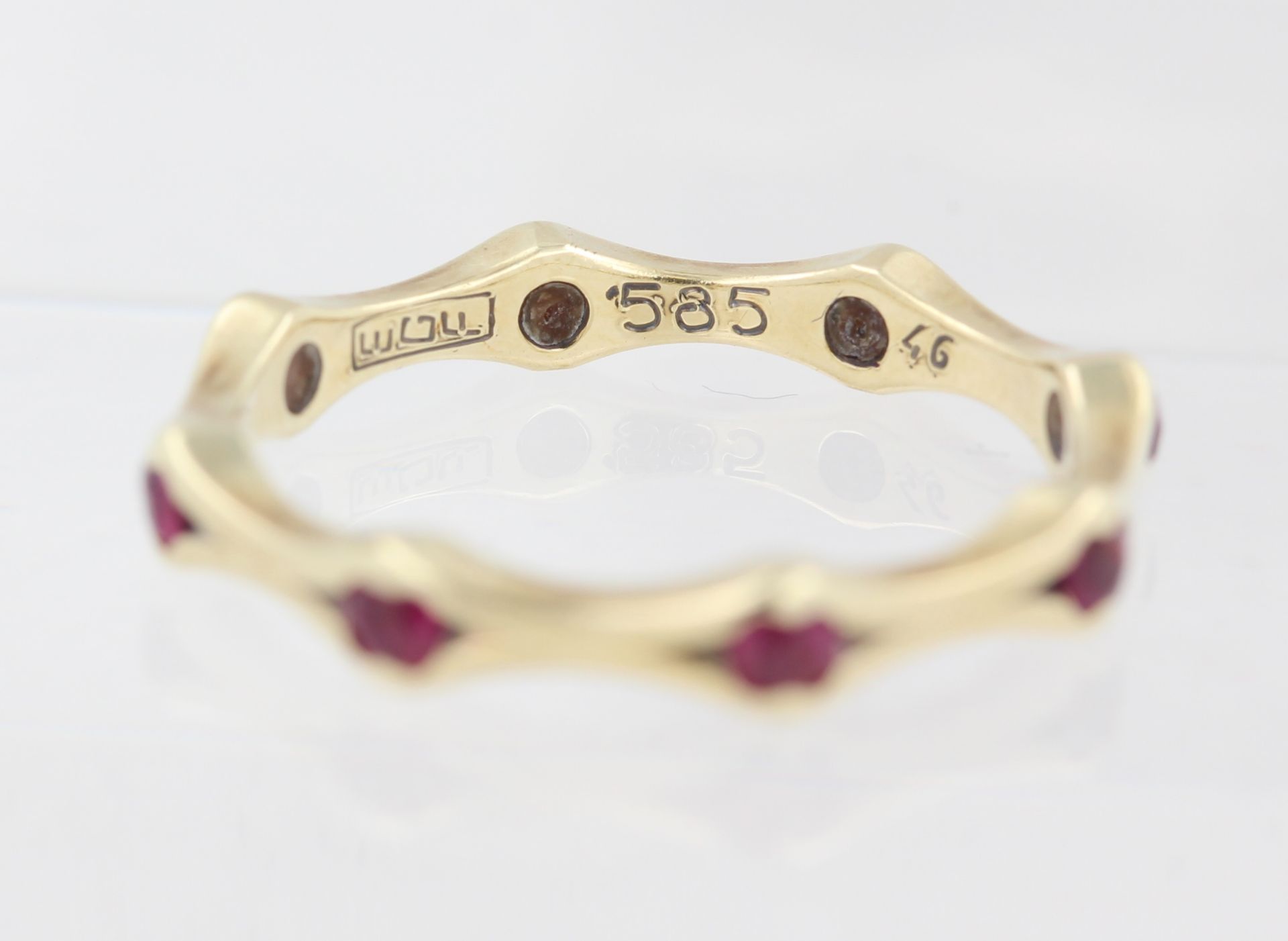 Damenring, 14 kt Gelbgold, mit kleinen, wohl Rubinen, ca. 2,0 g, RM 51 - Bild 3 aus 3