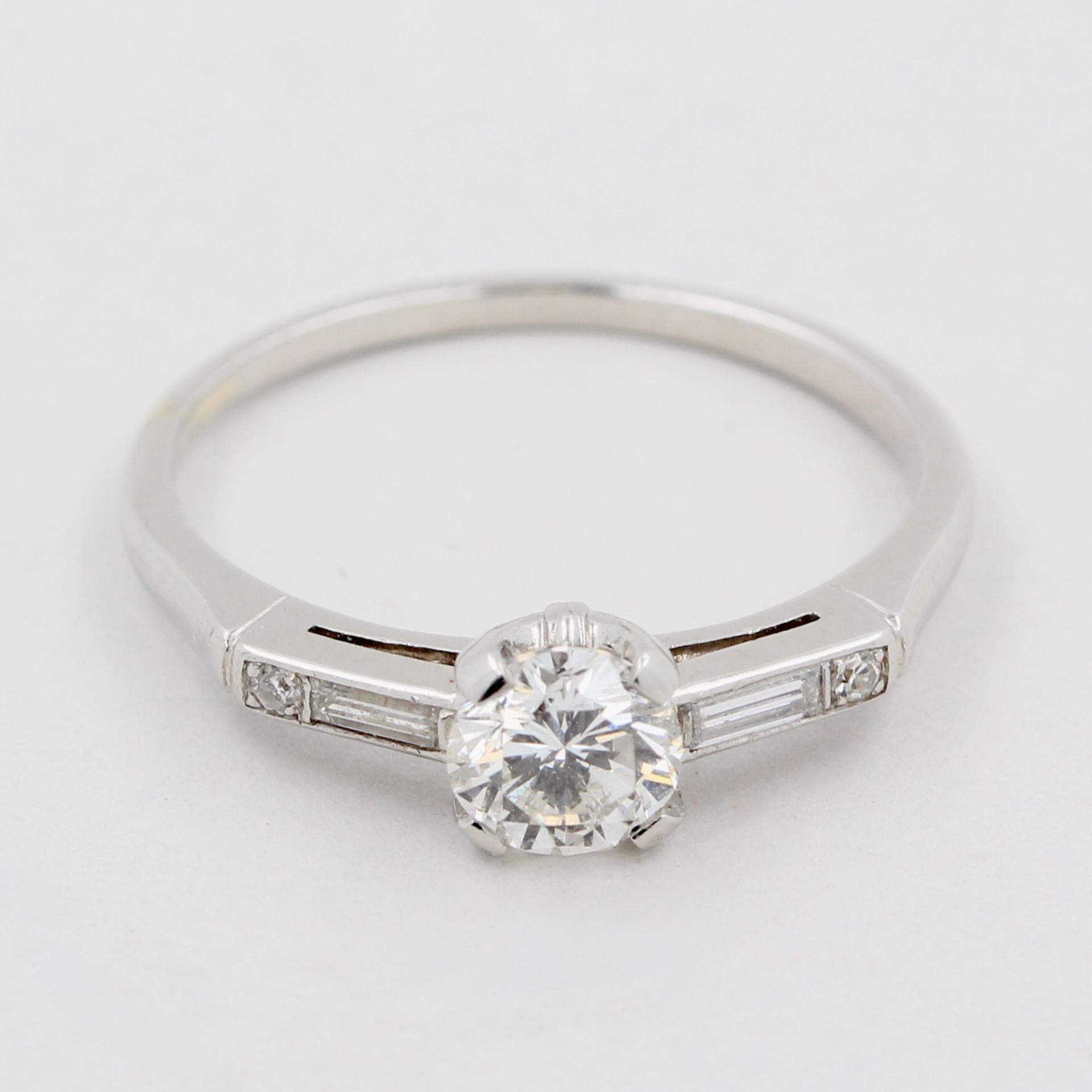 Damenring, 18 kt Weißgold, mit 1 Brillant, ca. 0,50 ct, weiß, vsi, mit Diamantbesatz, zusammen ca.