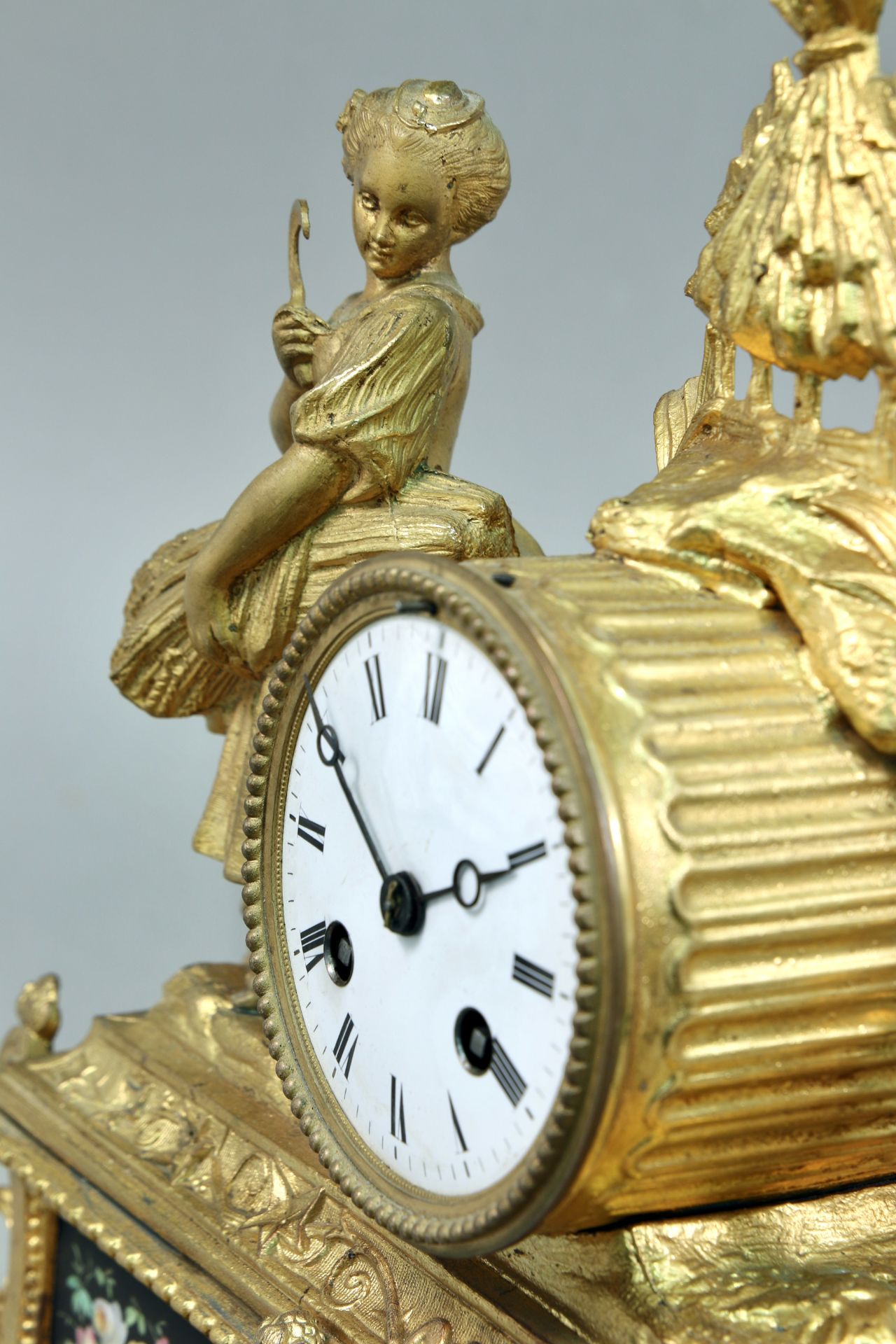 Kaminuhr , im Stil Napoleon III, Eisen, vergoldet, mit Porzellanmalerei (wohl Limoges), weißes - Bild 3 aus 3