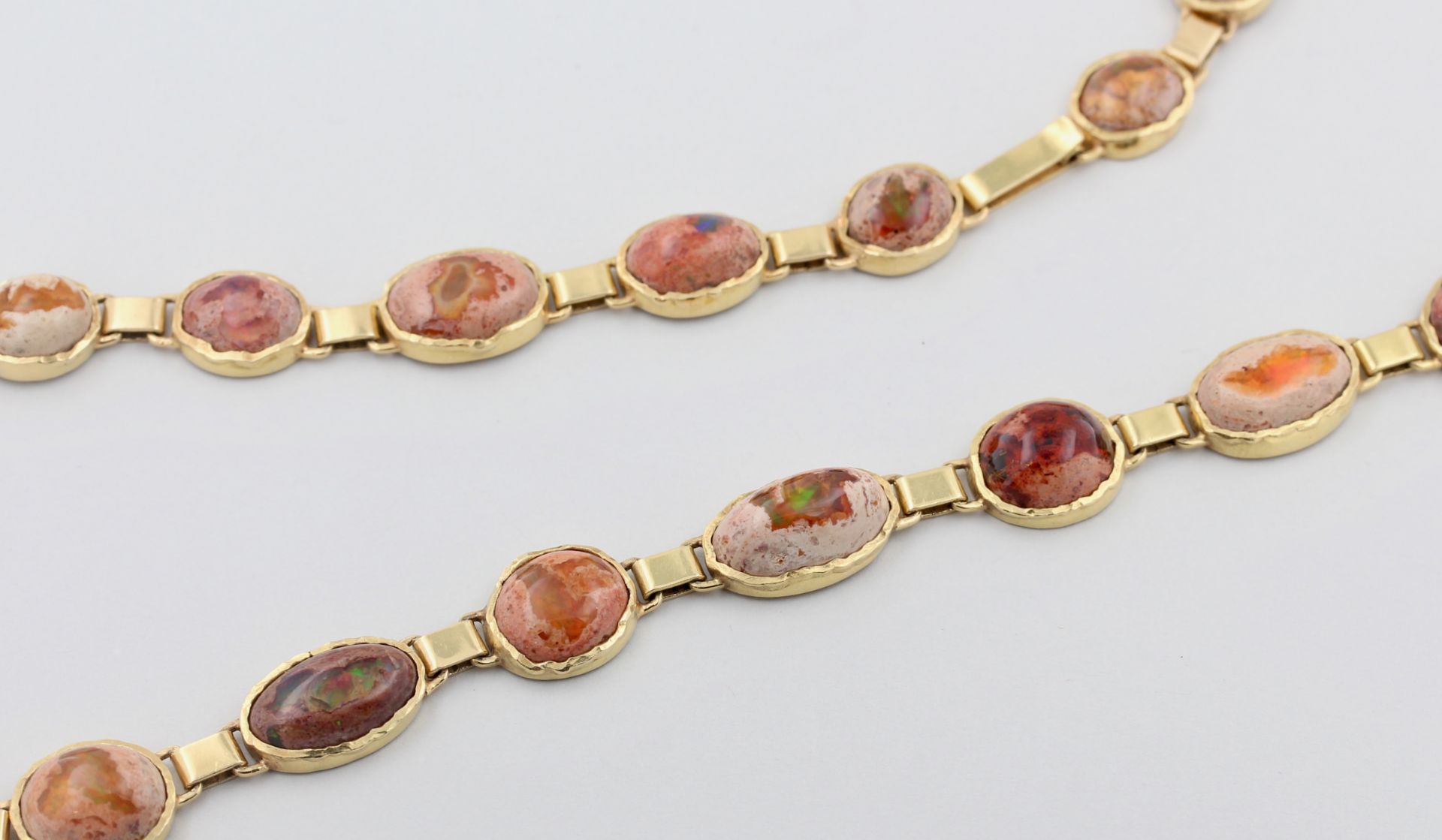 Collier mit Feueropal, 18 kt Gelbgold, mit Feueropal Cabochons in Matrix, B. 1,1 cm - 1,7 cm, - Bild 3 aus 4
