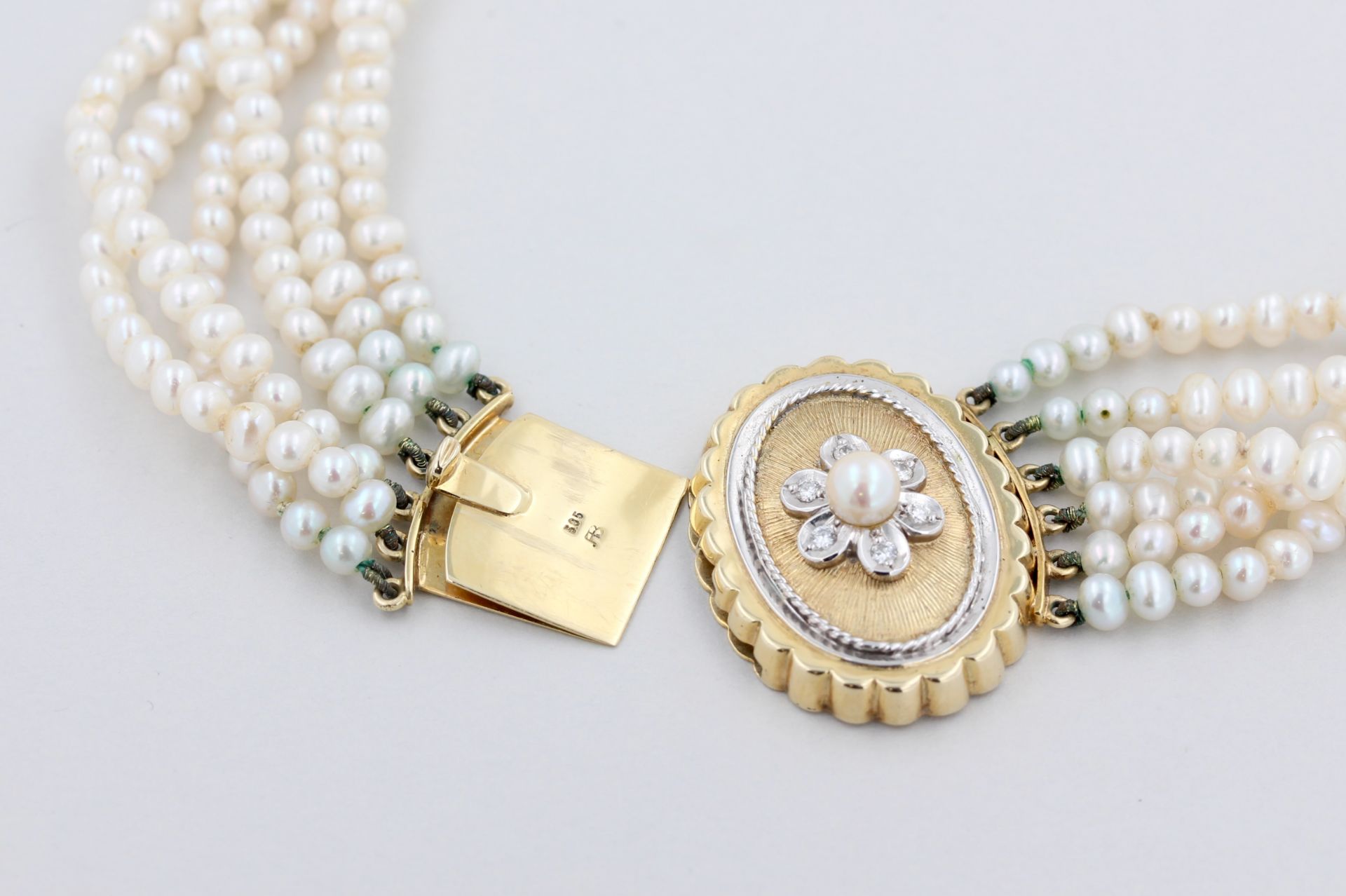 Perlencollier, 14 kt Gelbgold Schließe (ca. 13,0 g), teils Weißgold, mit kleinen Diamanten und 1 - Bild 5 aus 5