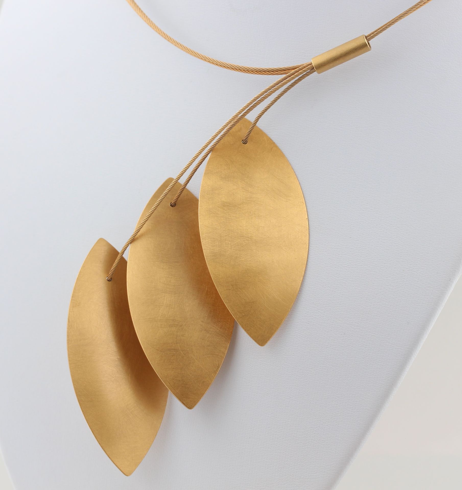 Modeschmuck Collier, Metall, wohl vergoldet, Anhänger in Form von 3 Blättern, mattierte - Bild 2 aus 4