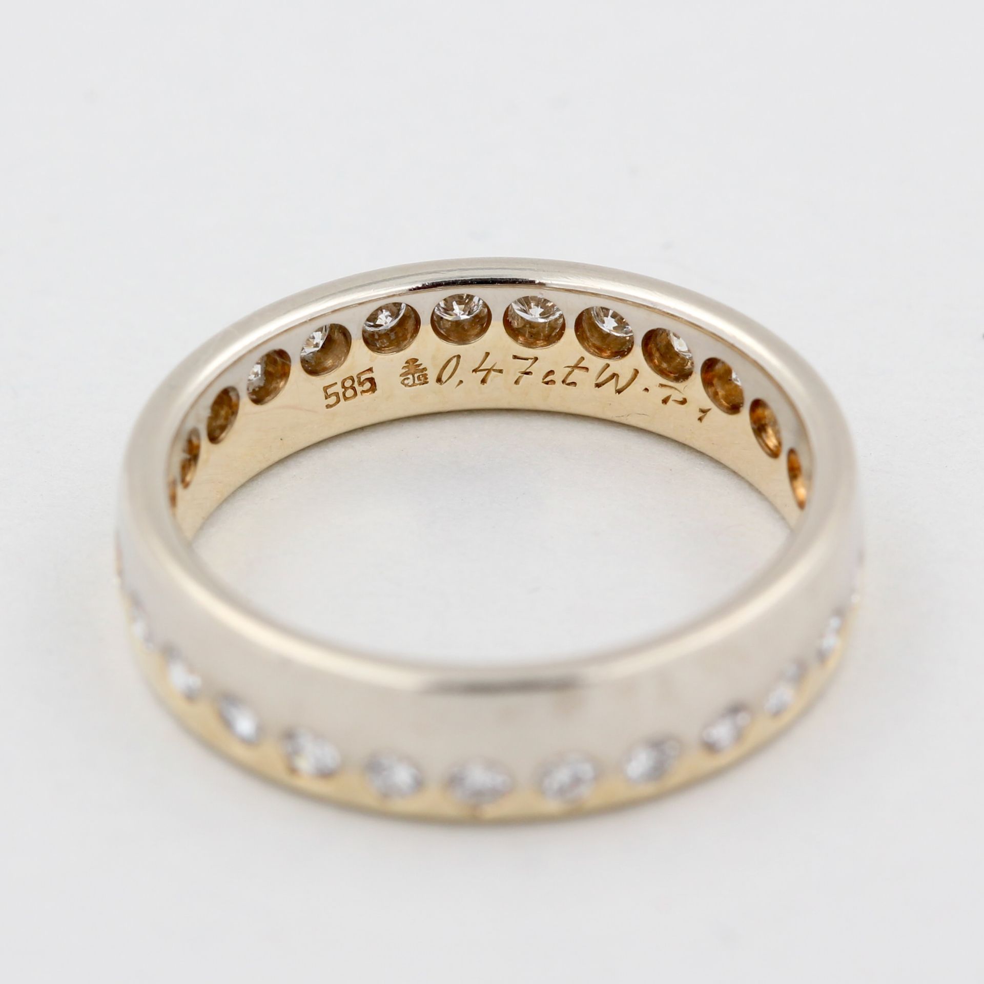 Memoryring, 14 kt Gelbgold und Weißgold, mit Brillanten, zusammen ca. 0,47 ct, ca. 3,4 g, RM 50 - Bild 3 aus 3