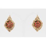 Paar Ohrhänger, 8 kt Gelbgold, Biedermeier, mit Korallen, Reliefdekor, antik, ca. 6,6 g, L. 3,2 cm