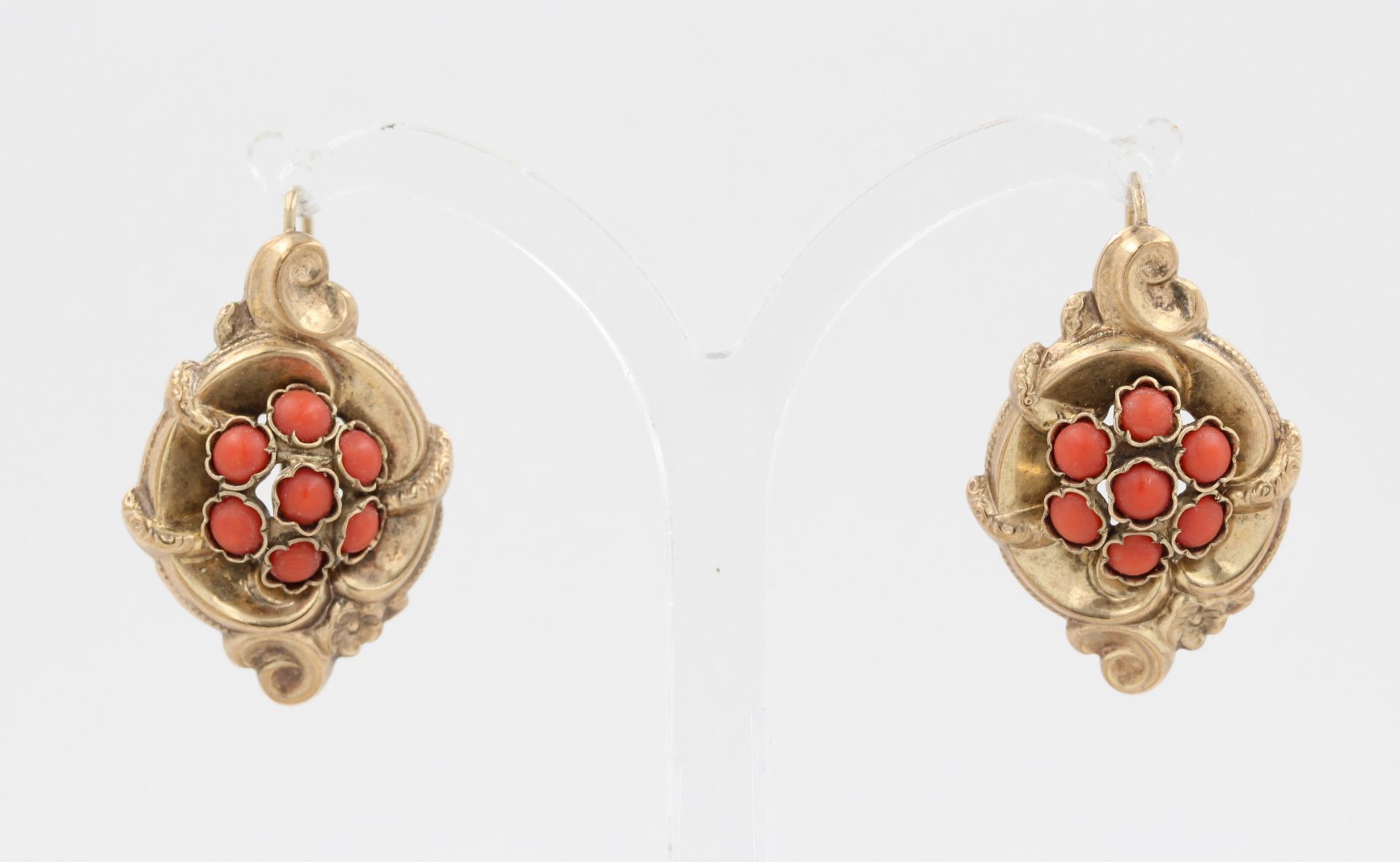 Paar Ohrhänger, 8 kt Gelbgold, Biedermeier, mit Korallen, Reliefdekor, antik, ca. 6,6 g, L. 3,2 cm