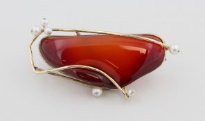 Brosche, 14 kt Gelbgold, mit 1 wohl Karneol und weißen Perlen, punziert, ca. 19,4 g, B. 6,0 cm