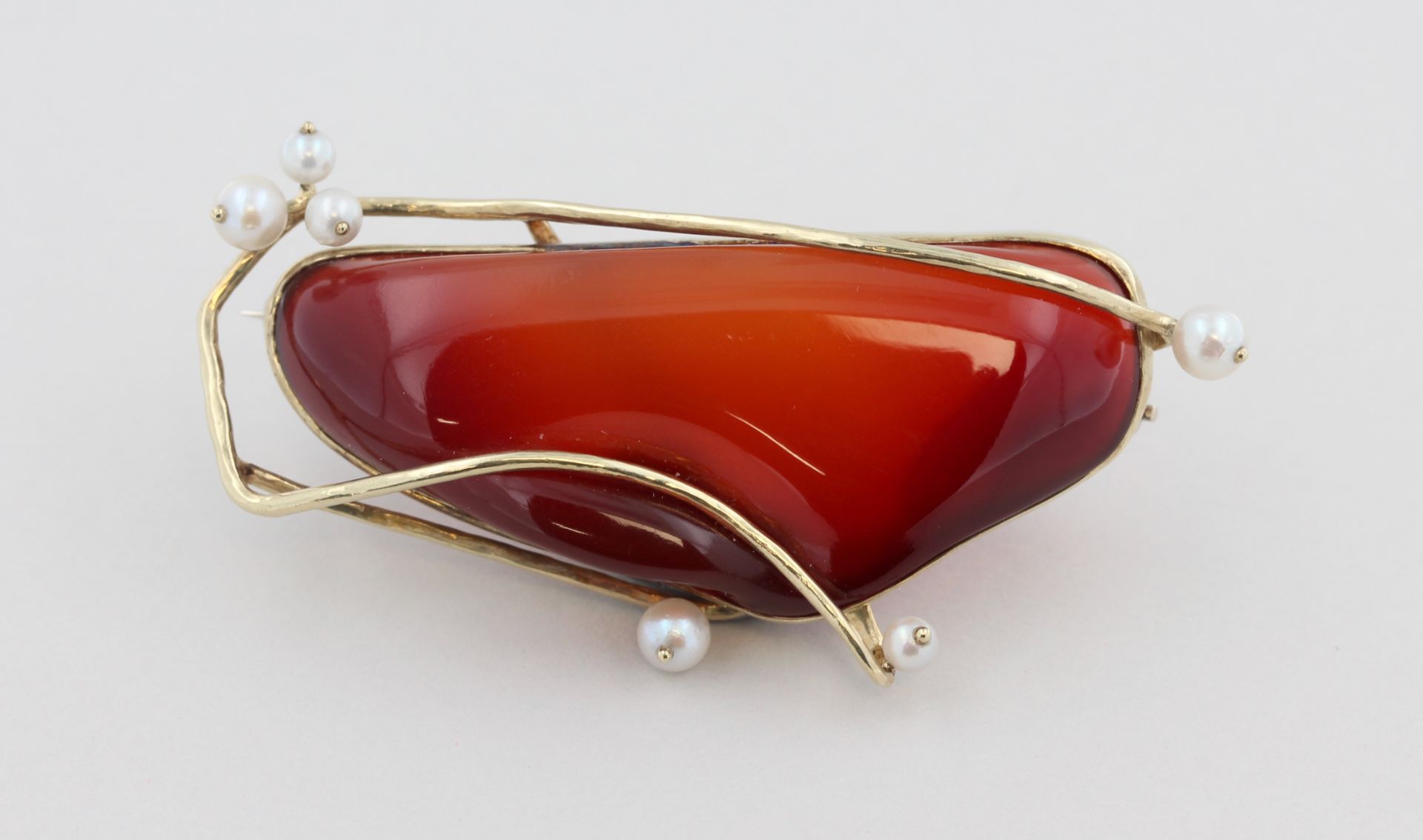 Brosche, 14 kt Gelbgold, mit 1 wohl Karneol und weißen Perlen, punziert, ca. 19,4 g, B. 6,0 cm