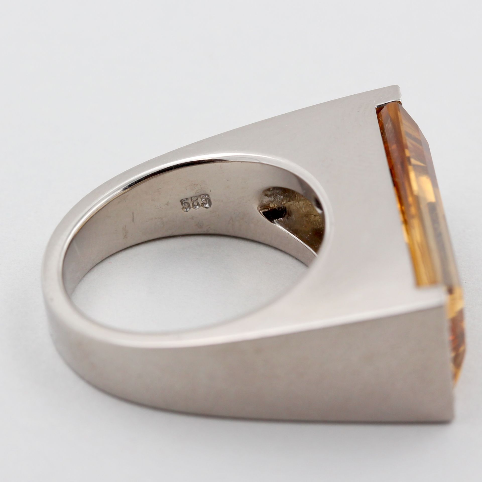 Damenring, 14 kt Weißgold, mit 8 Brillanten, zusammen ca. 0,20 ct, und 1 Citrin, Juweliersarbeit, - Bild 3 aus 4