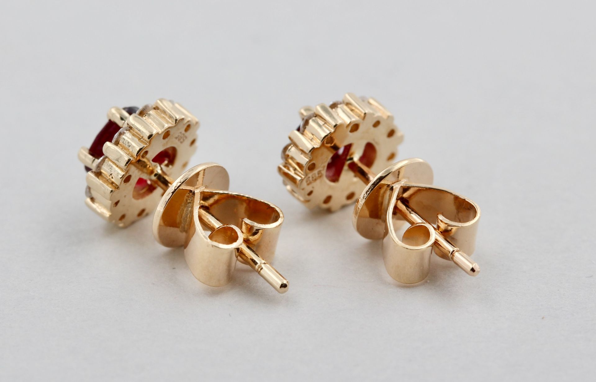 Paar Ohrstecker, 14 kt Gelbgold, mit Rubinen und kleinen Diamanten, punziert, ca. 2,4 g, D. 0,7 cm - Bild 4 aus 4