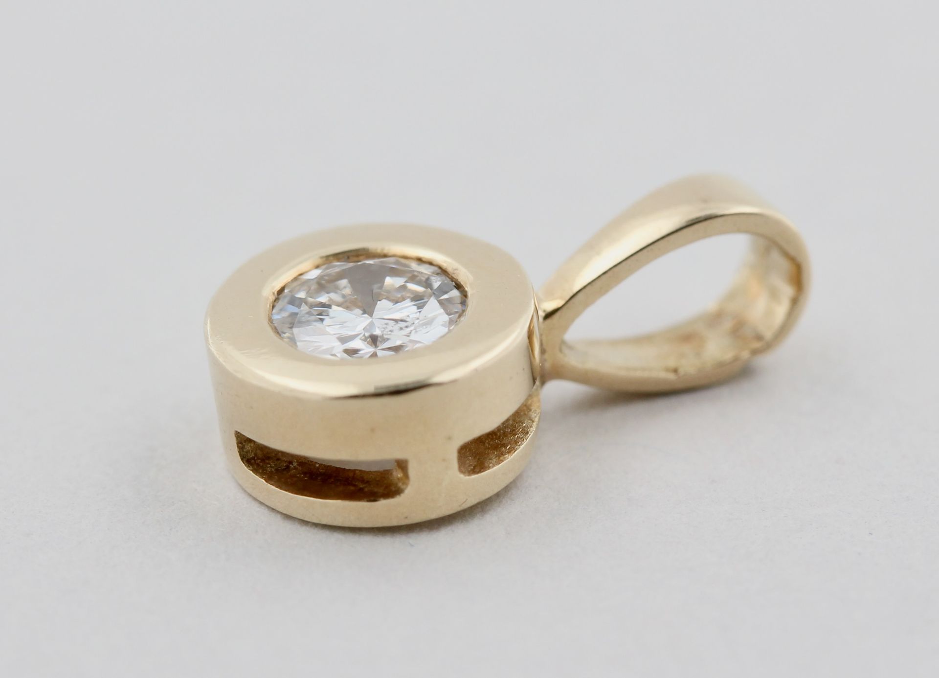 Solitäranhänger, 14 kt Gelbgold, mit 1 Brillant, ca. 0,25 ct, weiß, si, ca. 1,2 g, L. 1,3 cm - Bild 3 aus 4