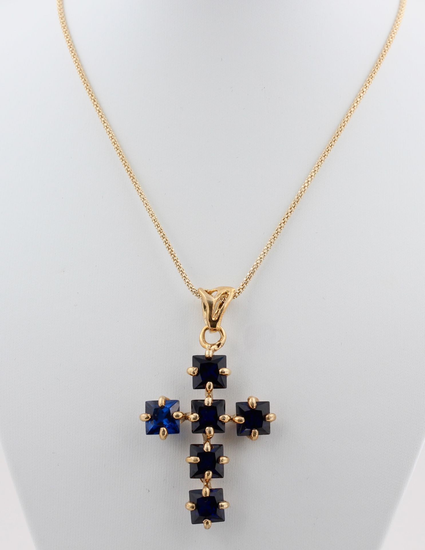 Kreuzanhänger, 925 Silber, vergoldet, 50er Jahre, ungetragen, mit blauen, wohl Glassteinen,