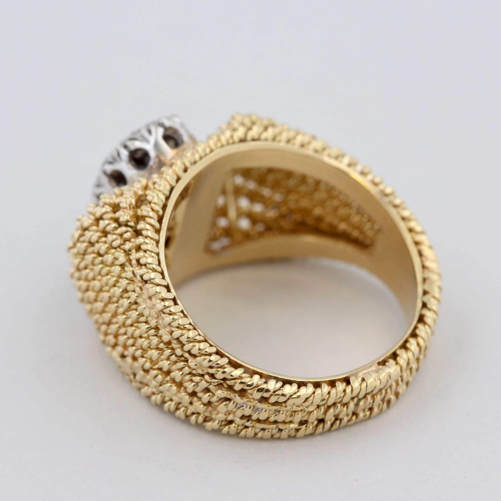 Damenring, 18 kt Gelbgold, teils rhodiniert, mit weißen, wohl Zirkonia, punziert, ca. 11,8 g, RM 54 - Bild 3 aus 4