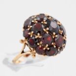 Damenring, 14 kt Gelbgold, mit Granaten, ca. 8,7 g, RM 49