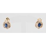 Paar Ohrstecker, 18 kt Gelbgold, mit Saphiren, Brillanten und Diamanten im Baguette Schliff,