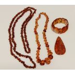 Konvolut Bernsteinschmuck, 2 Bernsteincolliers, L. 66 cm + 152 cm, 1 Armband, L. 23 cm, 1 Anhänger