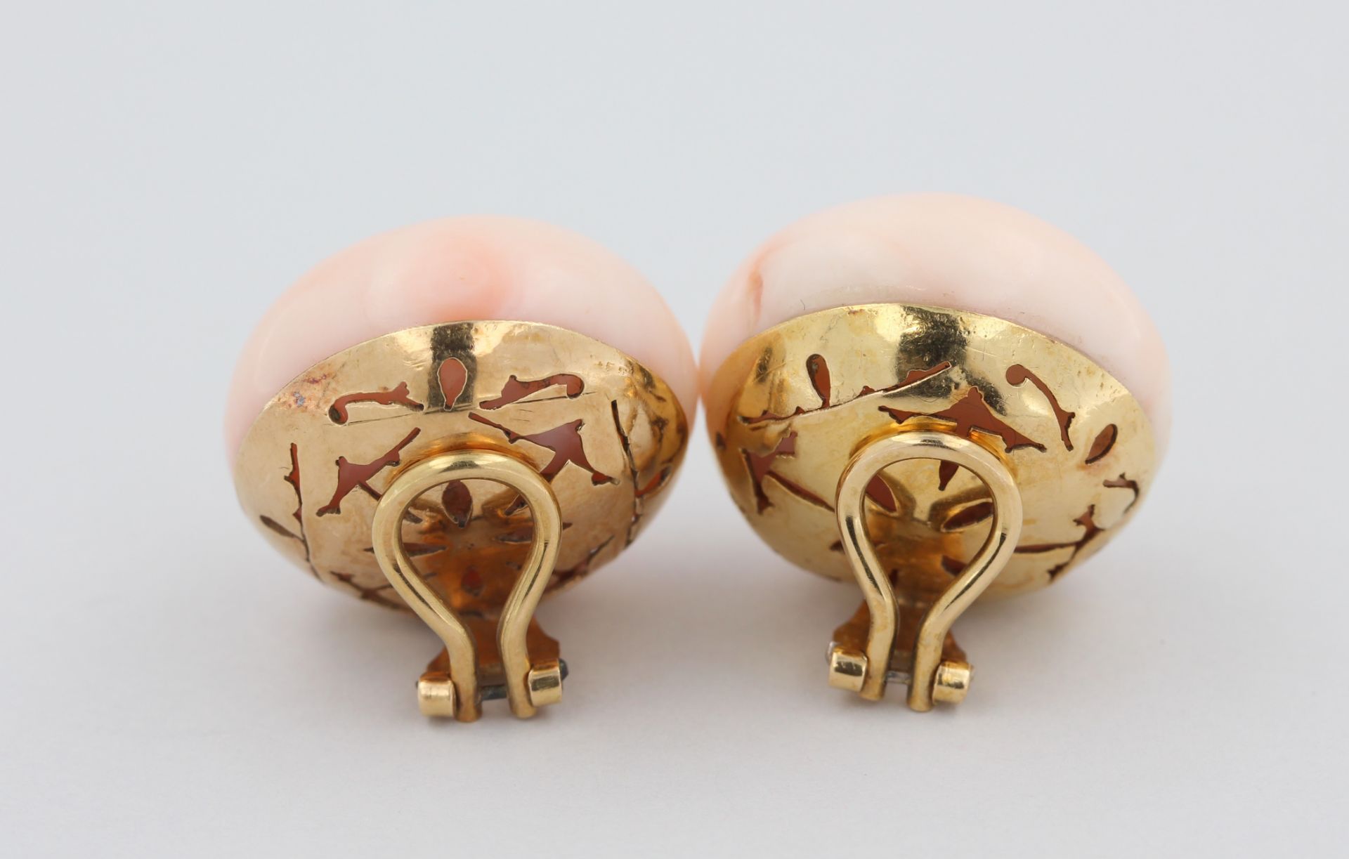 Paar Ohrclips Koralle, 18 kt Gelbgold, mit großen Engelshaut Korallen Cabochons, D. 2,3 cm, - Bild 3 aus 6