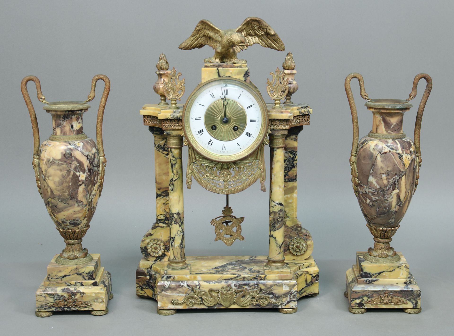 Kaminuhr mit 2 Beistellern, 1860, Marmor und Bronzedekor, Schlag auf Glocke, weißes Zifferblatt