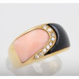 Damenring, 18 kt Gelbgold, mit Engelshautkoralle, kleinen Brillanten, und Onyx (Stein mit