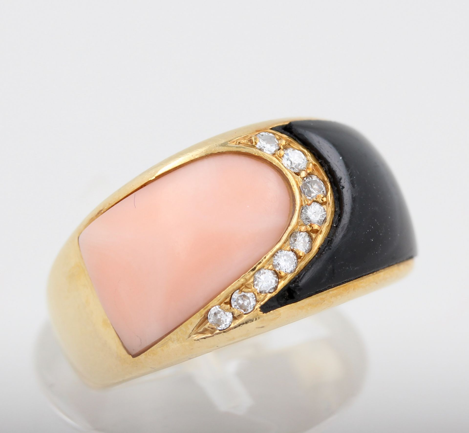 Damenring, 18 kt Gelbgold, mit Engelshautkoralle, kleinen Brillanten, und Onyx (Stein mit