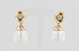 Paar Ohrstecker mit Südseeperlen, 18 kt Gelbgold, mit großen, weißen Südsee Zuchtperlen, D. 1,5