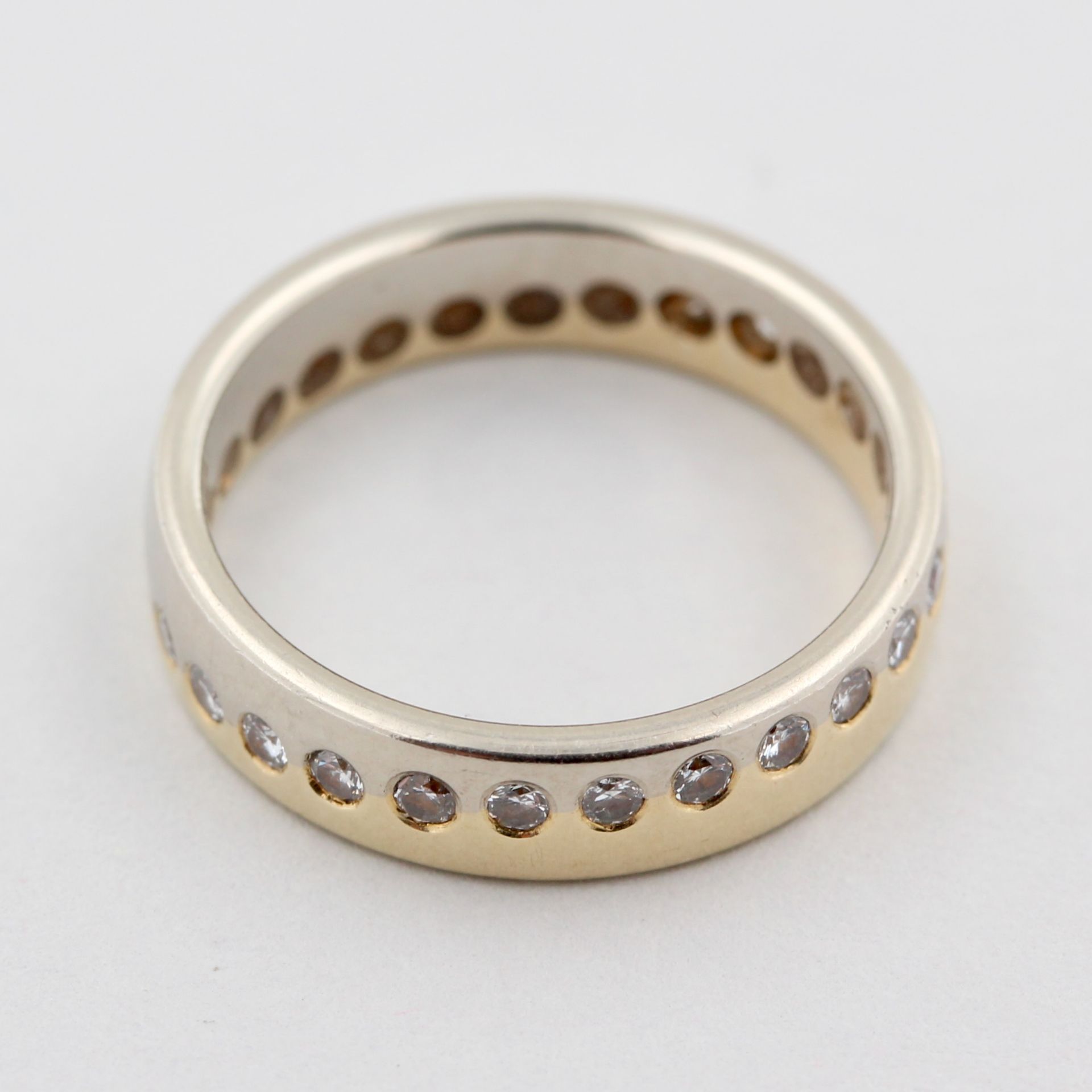 Memoryring, 14 kt Gelbgold und Weißgold, mit Brillanten, zusammen ca. 0,47 ct, ca. 3,4 g, RM 50 - Bild 2 aus 3