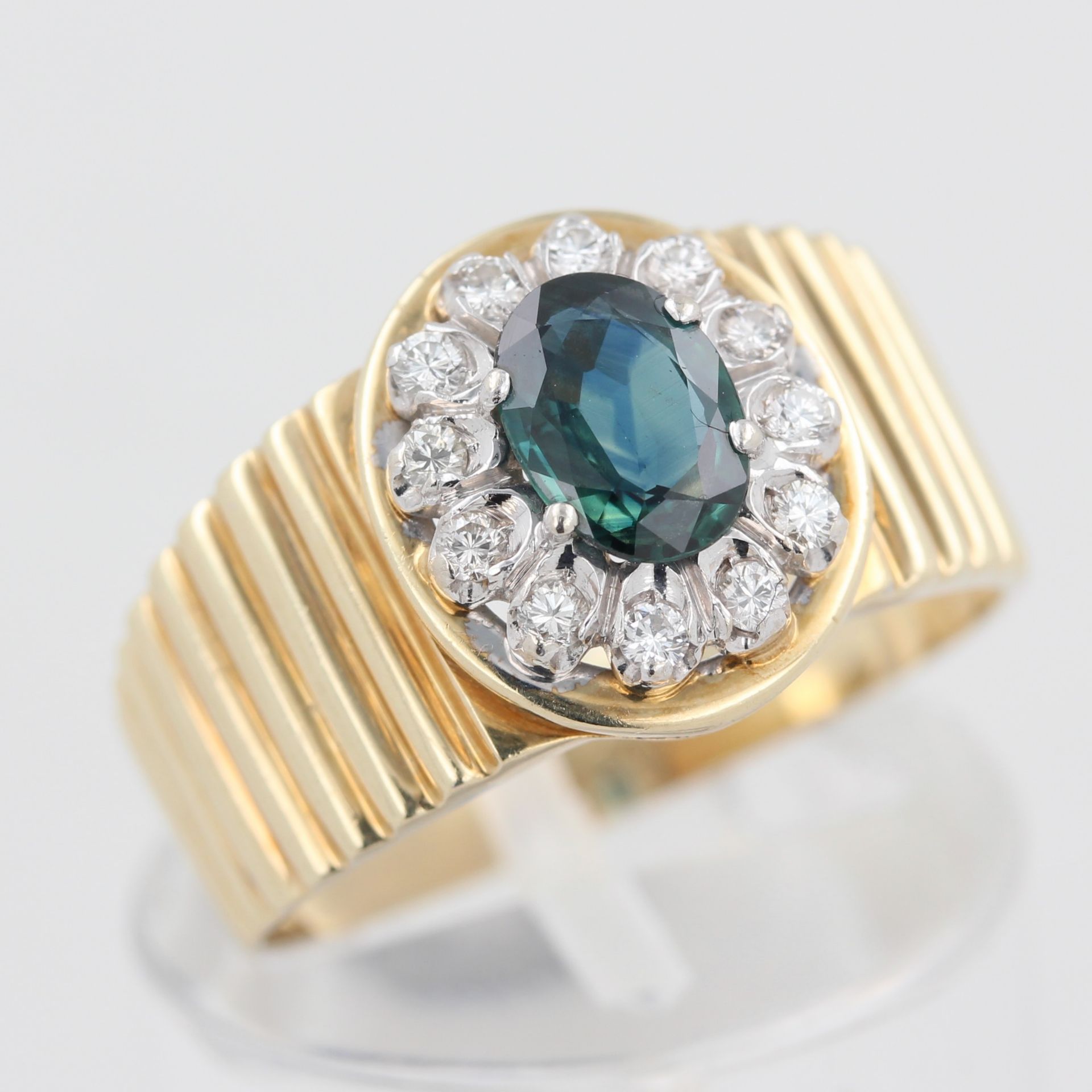 Damenring, 14 kt Gelbgold, mit kleinen Diamanten und 1 wohl Saphir, punziert, ca. 3,8 g, RM 56