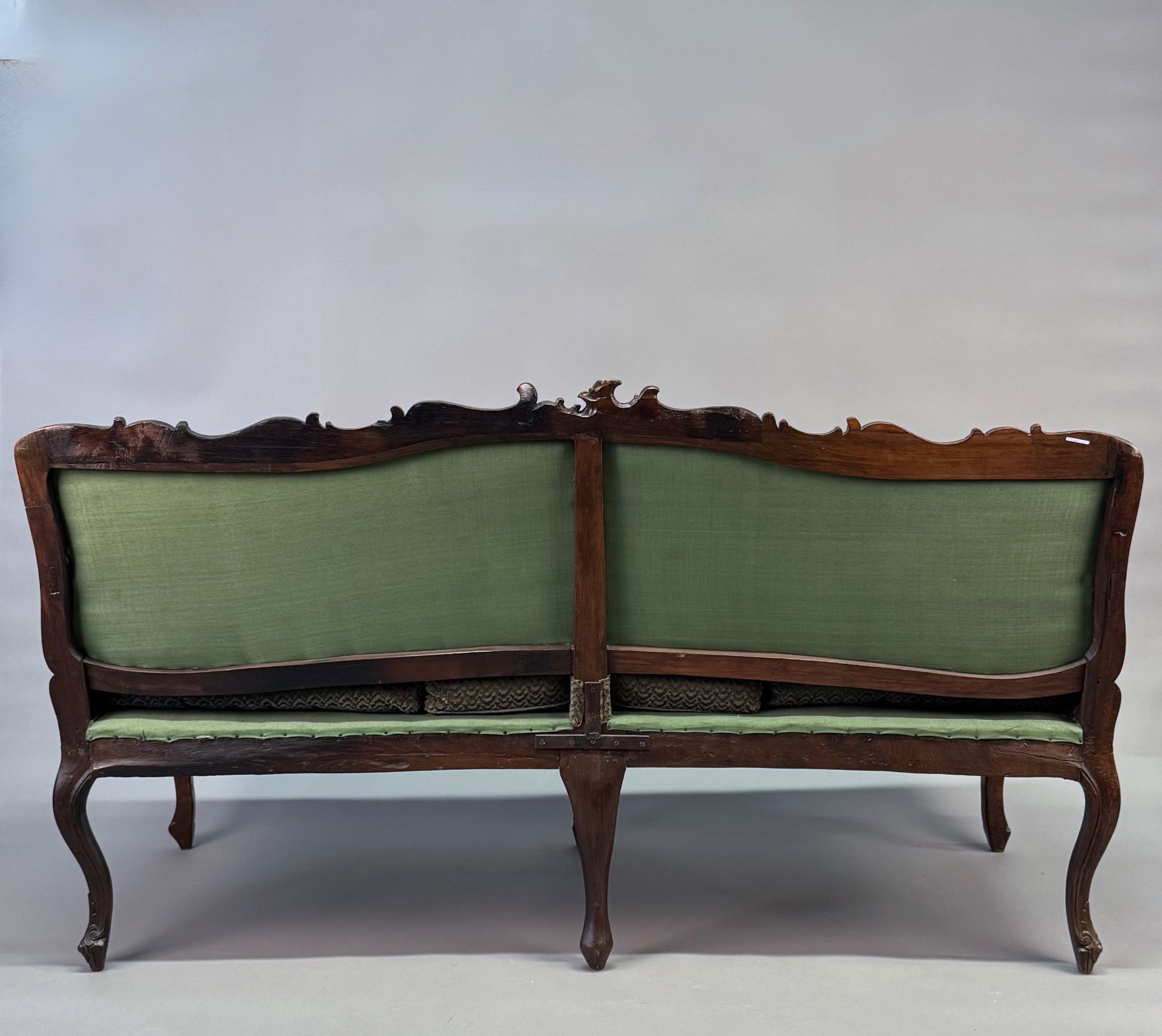 Sofa im Rokoko Stil, wohl 19. Jh., Gestell in Eiche massiv, beschnitzt, lockere Eckverbindung an - Bild 4 aus 4