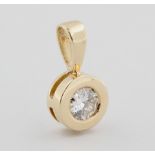 Solitäranhänger, 14 kt Gelbgold, mit 1 Brillant, ca. 0,25 ct, weiß, si, ca. 1,2 g, L. 1,3 cm