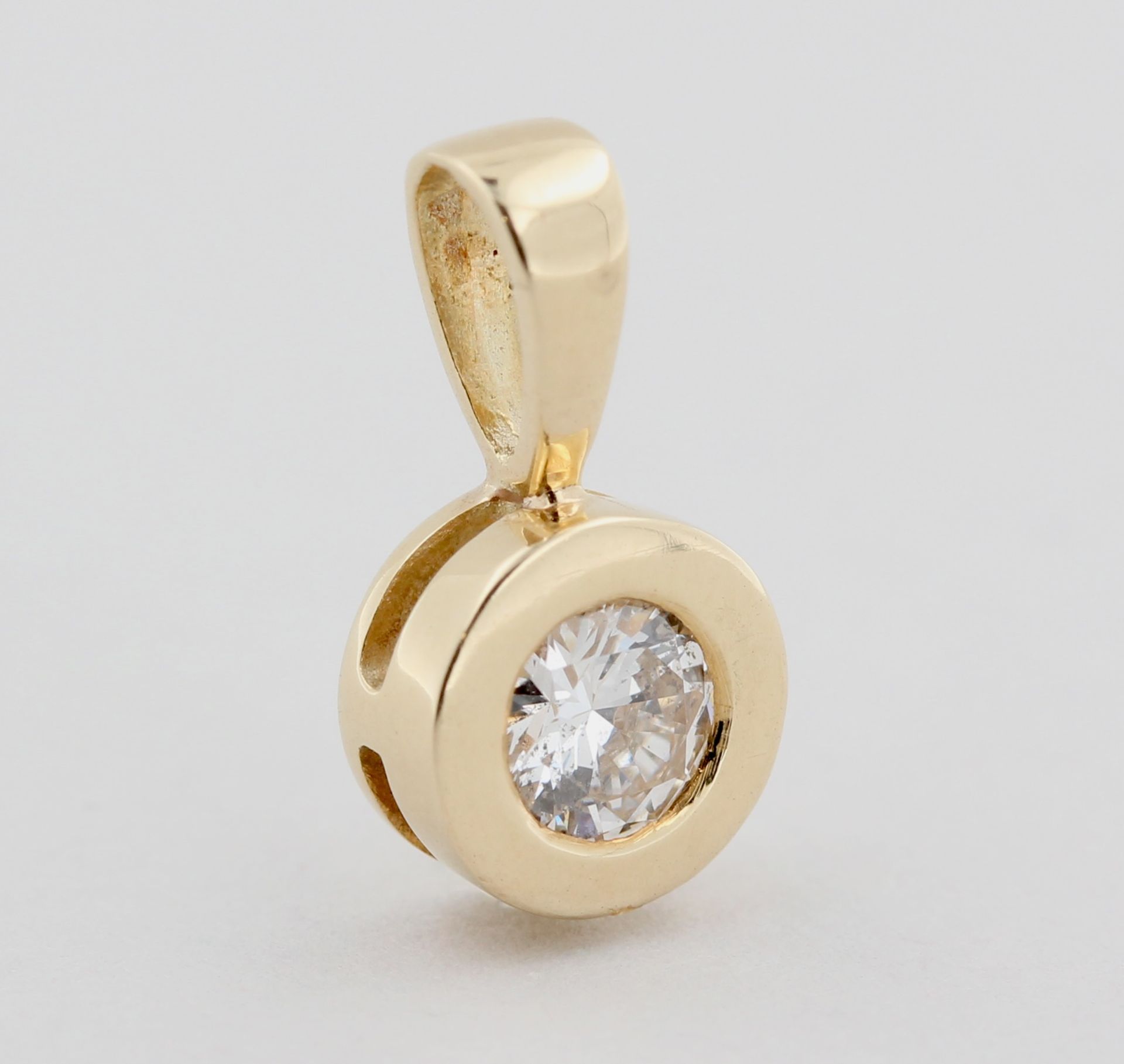 Solitäranhänger, 14 kt Gelbgold, mit 1 Brillant, ca. 0,25 ct, weiß, si, ca. 1,2 g, L. 1,3 cm