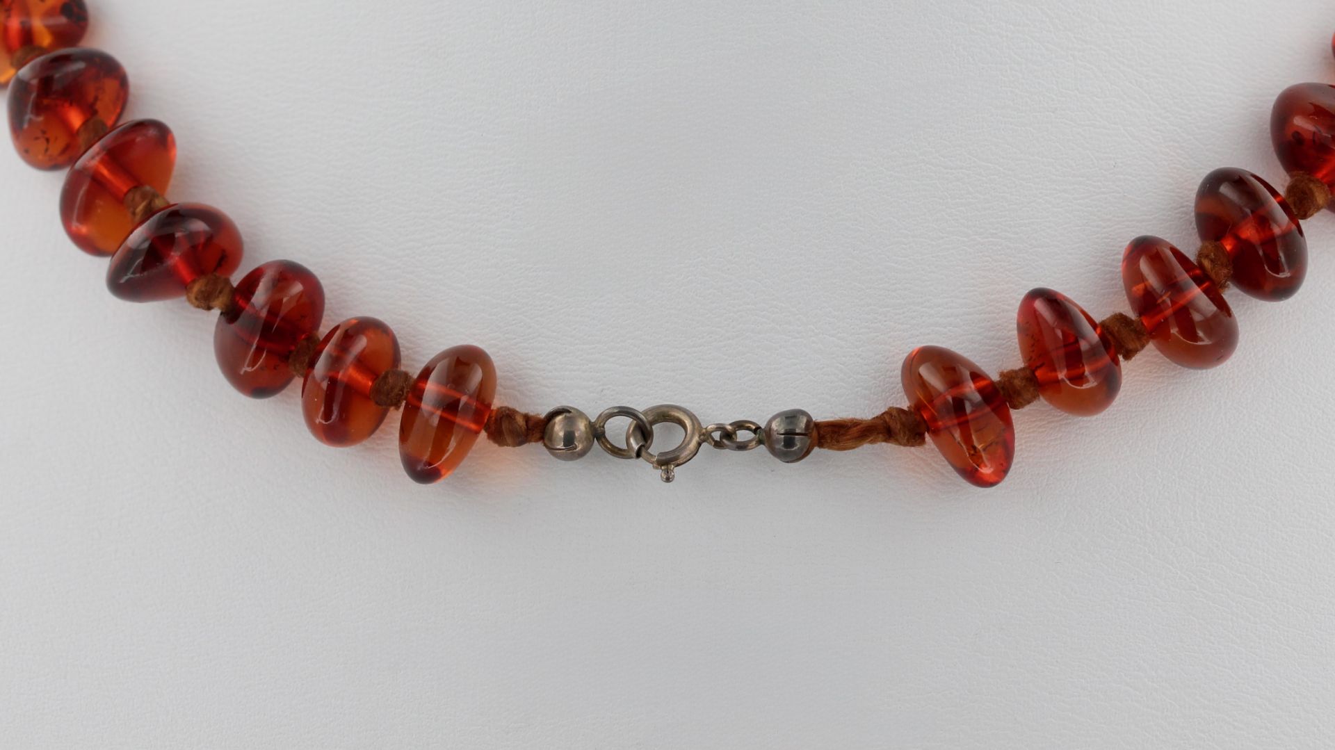 Bernstein Collier, geschliffener Bernstein, D. 1,1 cm - 1,9 cm, L. 58 cm - Bild 3 aus 3