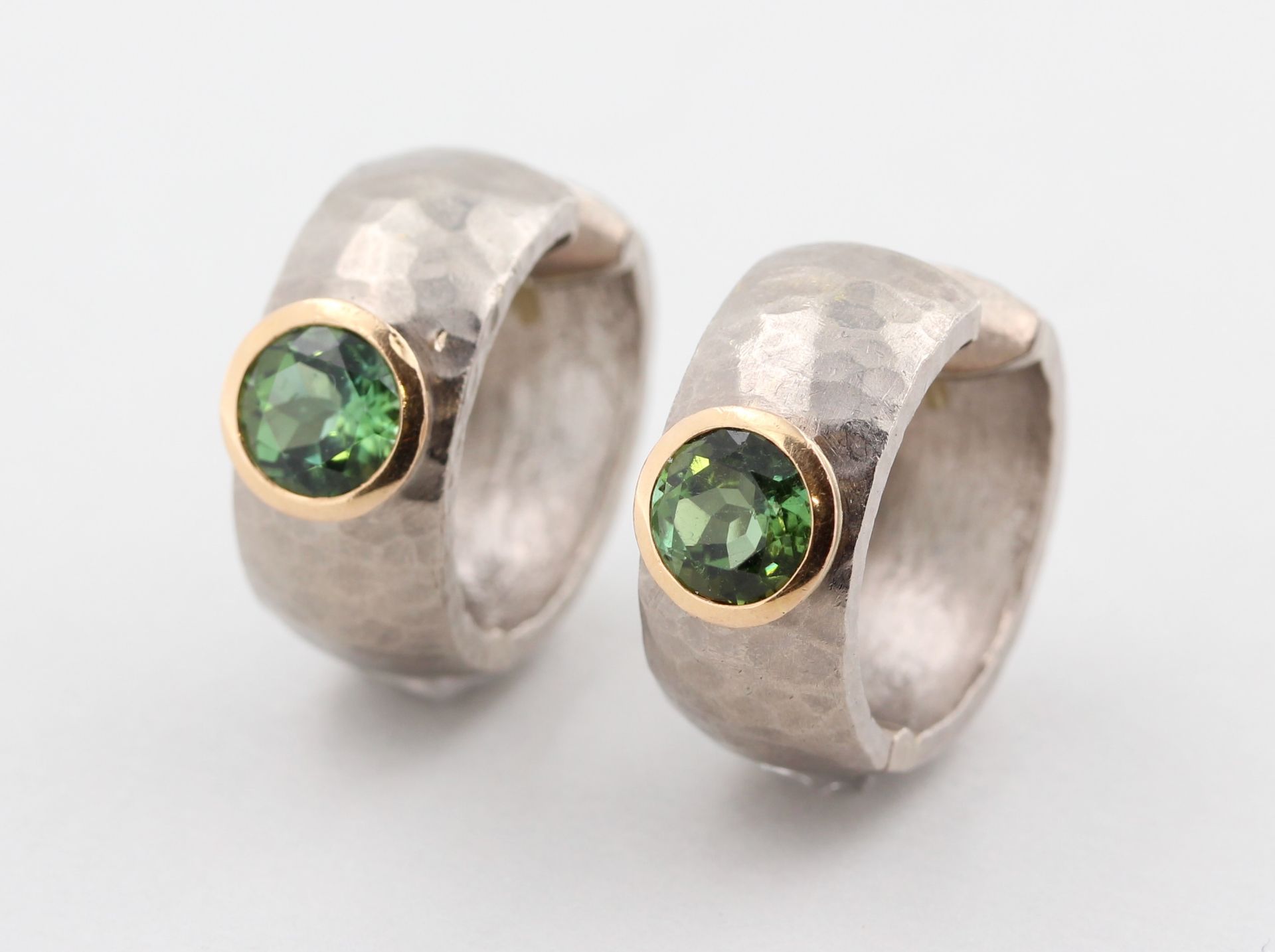 Paar Creolen, 18 kt Weißgold und Gelbgold, mit 2 grünen Turmalinen, Hammerschlagdekor, - Bild 3 aus 3