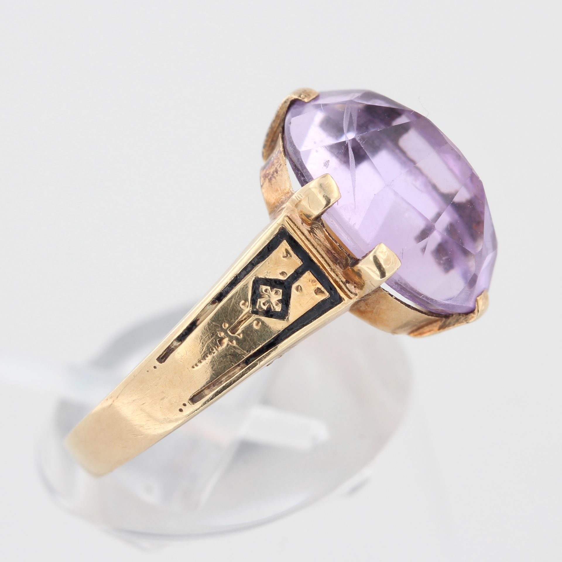 Damenring, 14 kt Gelbgold, mit 1 Amethyst und schwarzem, wohl Emaille, ca. 4,3 g, RM 55 - Bild 2 aus 3