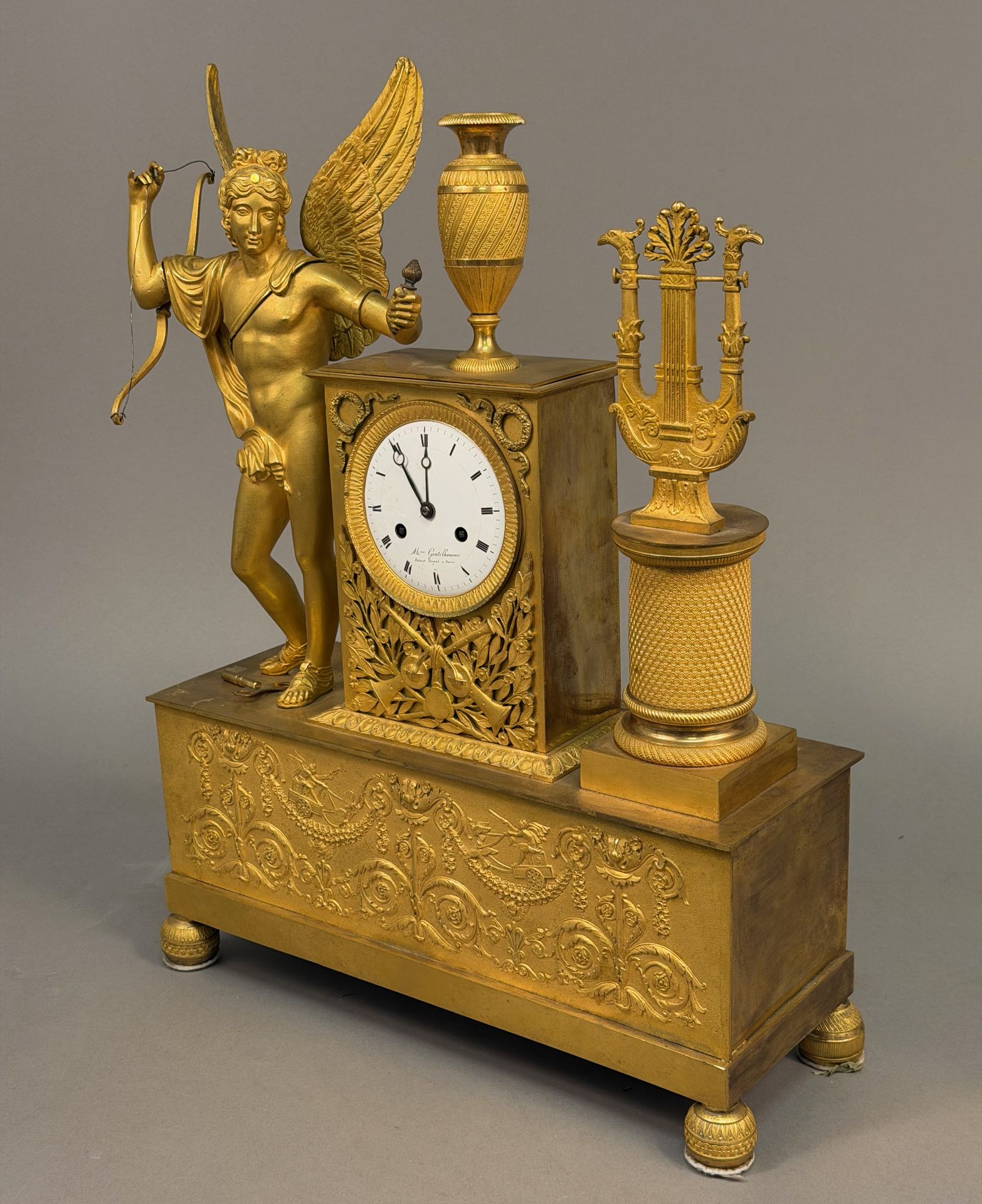 Kaminuhr, mit wohl Amor und Leier, Mme Gentilhomme, Palais Royal à Paris , wohl 1. H. 19. Jh., - Bild 3 aus 6