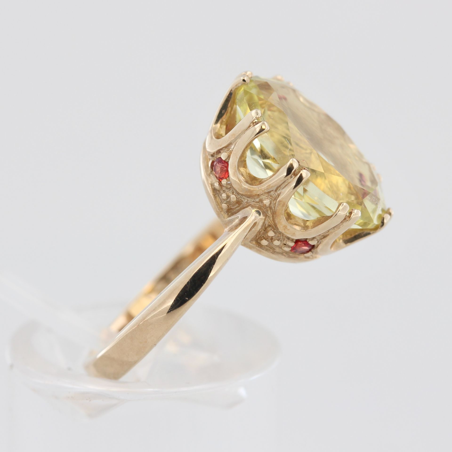 Schmuckset, 9 kt Gelbgold, mit je 1 wohl Peridot und kleinen roten Spinellen, punziert, Ring RM - Bild 3 aus 4