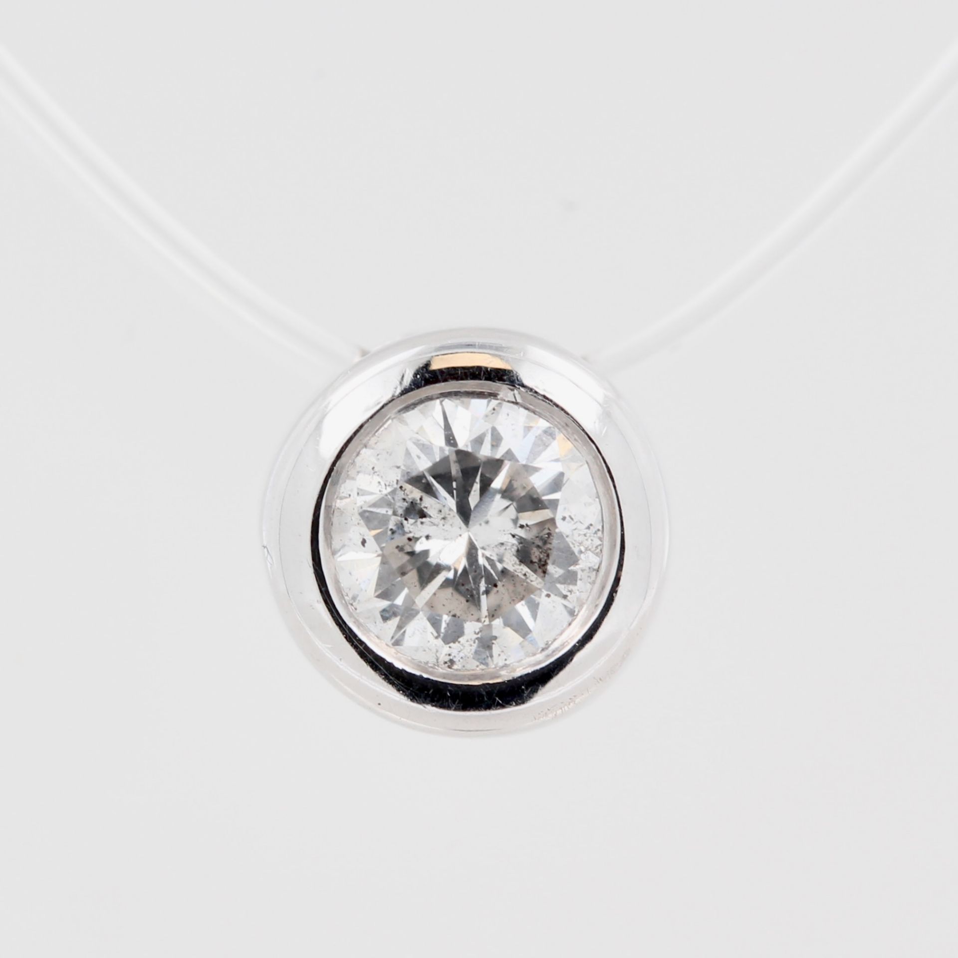Anhänger Solitär, 14 kt Weißgold, 1 Brillant, ca. 0,23 ct, Piqué, punziert, ca. 0,6 g, D. 0,6 cm